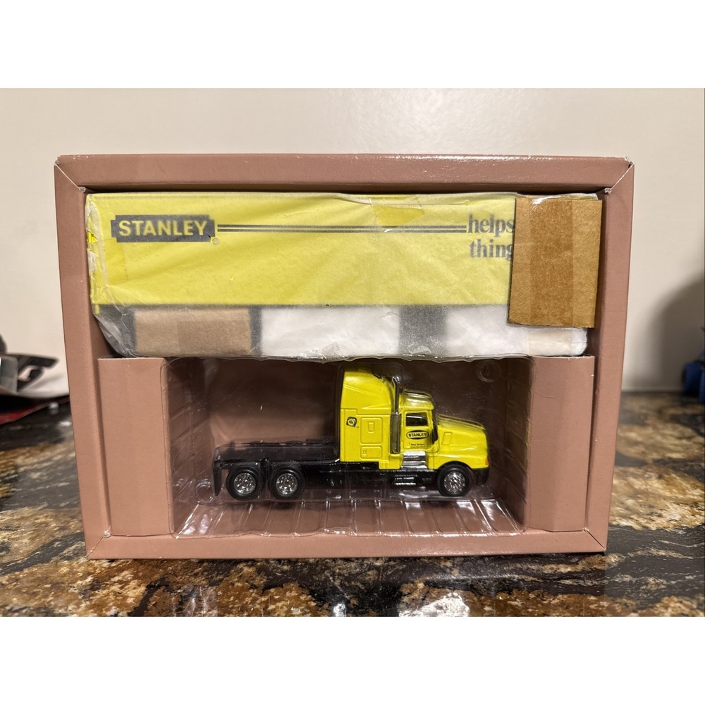 HARTOY/PEM M70505 STANLEY TOOLS TRACTOR & TRAILER 1/64 SCALE DIECAST MODEL